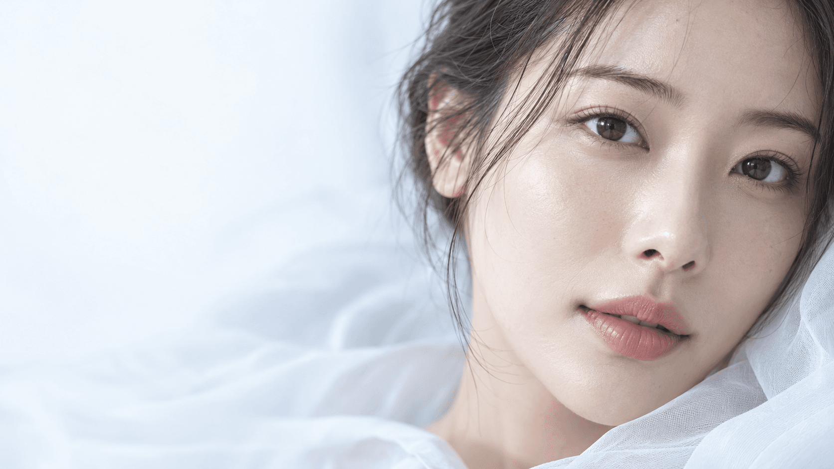 인물 사진을 활용한 가상 병원 루네의원의 홈페이지 예시